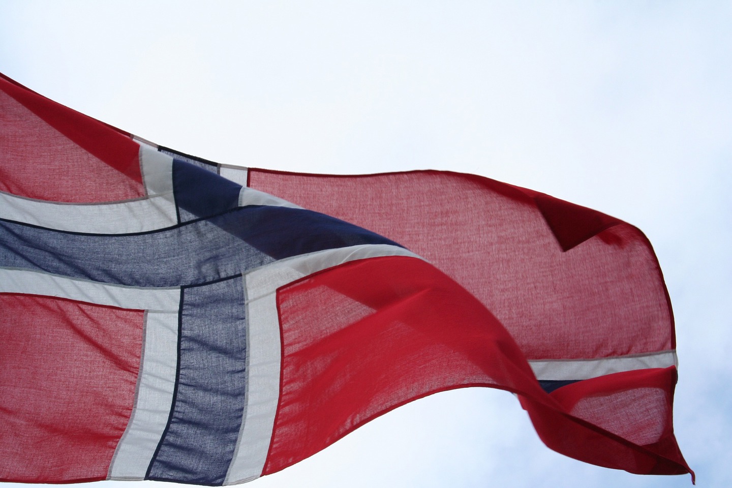 Det norske flagget vaier i vinden. Foto fra Pixabay