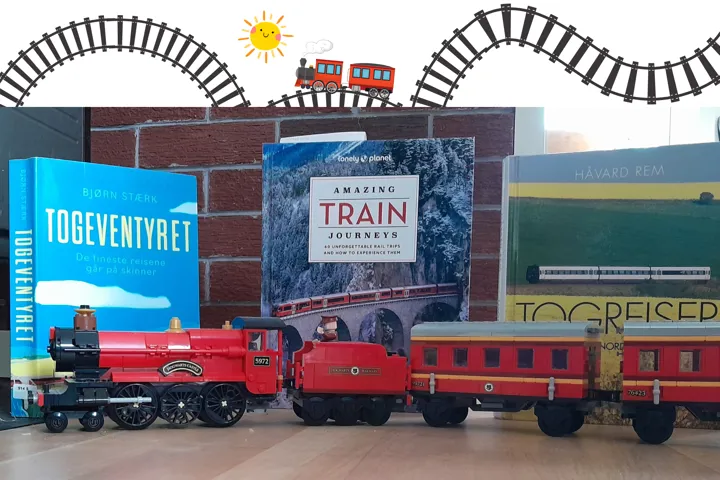 Et rødt leketog står foran tre bøker som handler om togreiser. Foto. Over fotoet er det tegning av tog og togskinner og en sol.