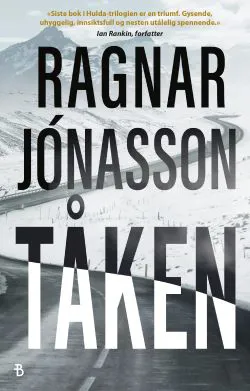 Foto av en vei som snor seg gjennom snøkledd landskap. Over bildet står det med store skrifttyper: Ragnar Jonasson Tåken. Bokomslag.