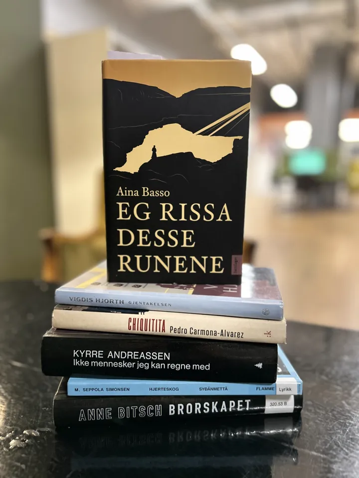 Fotocollage som består av teksten: Nominert til, pluss logoen til bibliotekets litteraturpris og et foto de nominerte bøkene som ligger i en bunke.