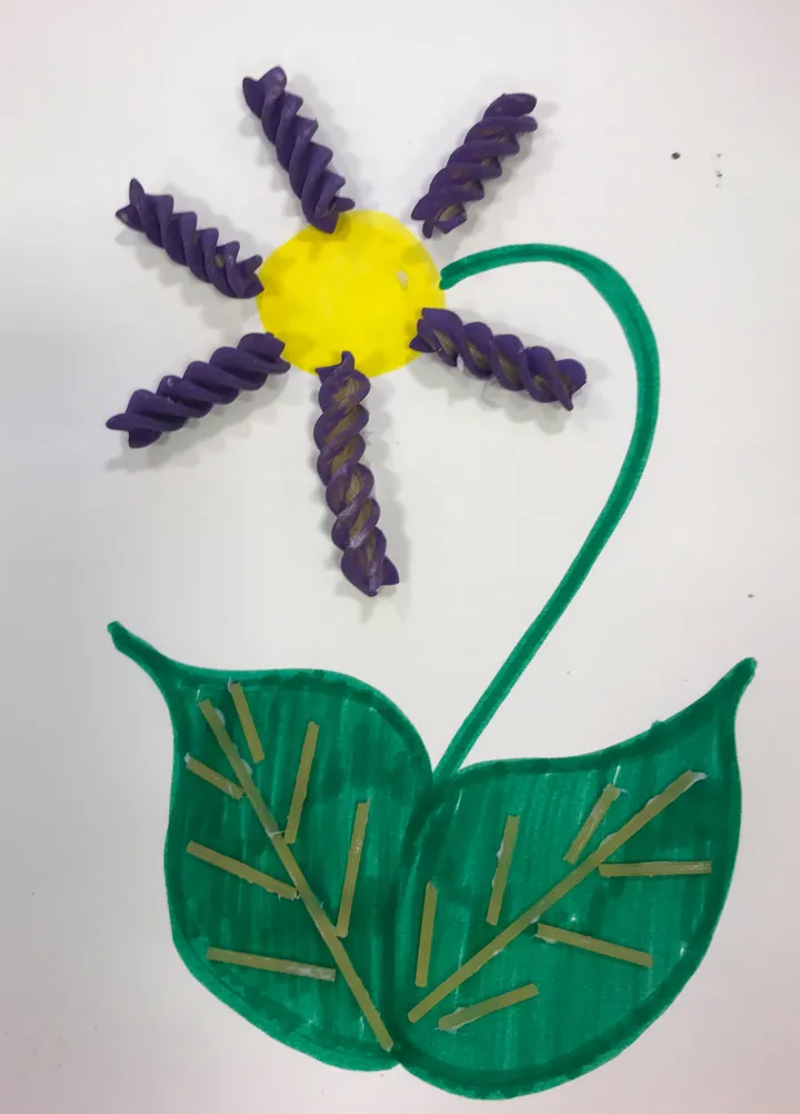 Pastablomst. Tegning med pålimt pasta. Foto