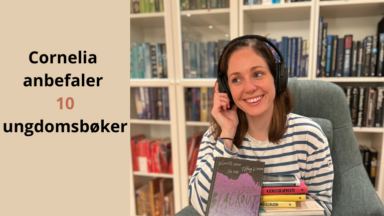 Cornelia sitter med hodetelefoner på, foran en bokhylle full av bøker. Hun smiler og i fanget har hun flere bøker. Foto. Ved siden av bildet står teksten: Cornelia anbefaler 10 ungdomsbøker.