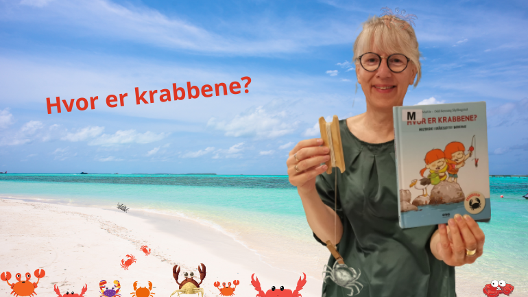 Fotocollage. Her er Helga som står med et krabbesnøre i den ene hånden og boka Hvor er krabbene? i den andre. Bak Helga er det et bilde av en strand og sjø og tegninger av mange krabber.