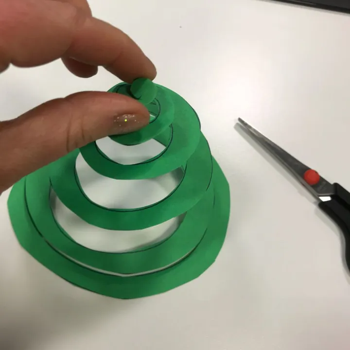 En papirspiral i grønt er klippet ut. Foto