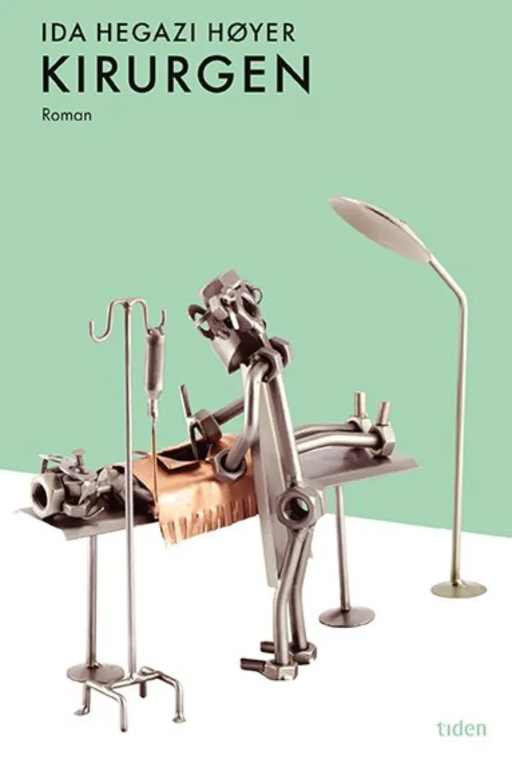 En robot står ved et operasjonsbord og opererer i magen på en annen robot. Bokomslag.