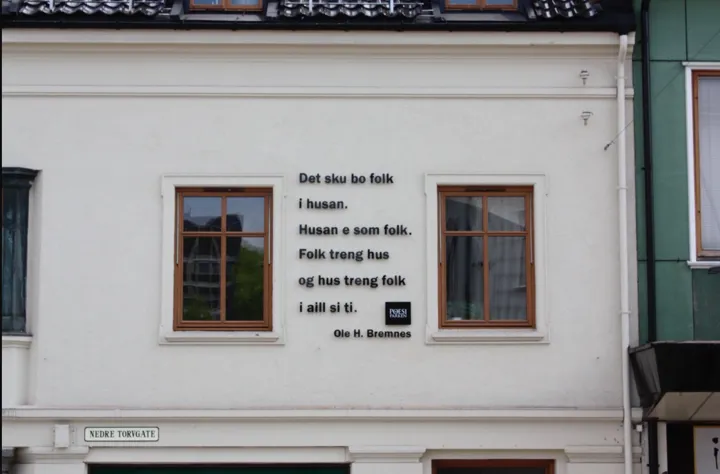 Foto som viser diktet "Det sku bo folk i husan". Diktet er skrevet på en husvegg i Larvik sentrum. Foto