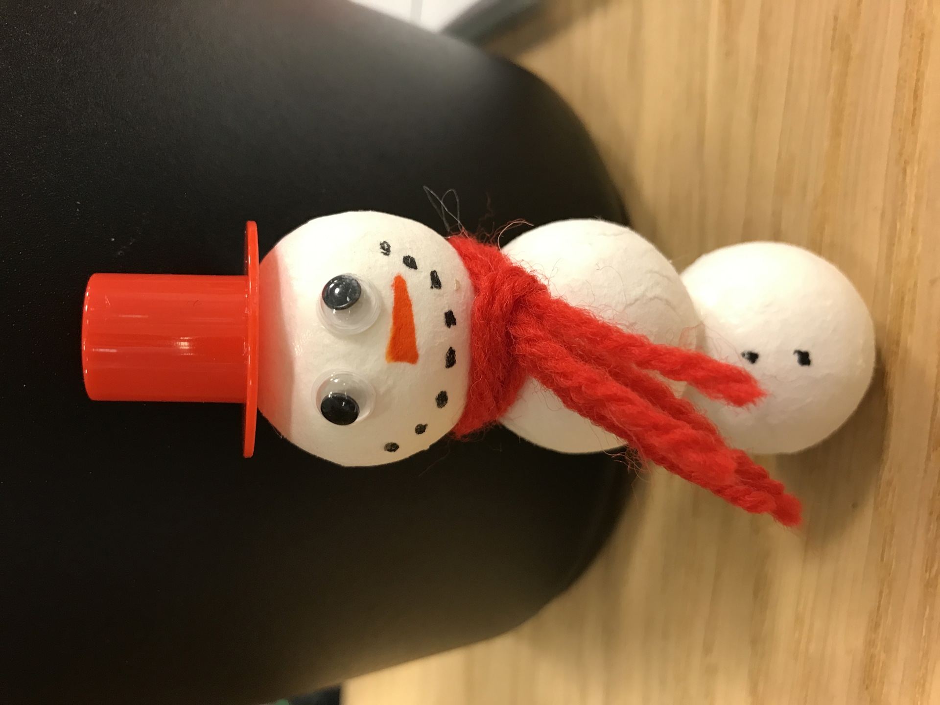 Snømann laget av pappirkuler. Foto