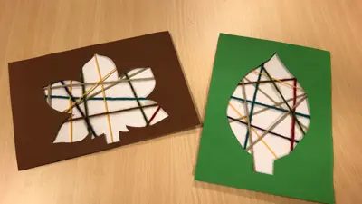 Endelig lørdag! Vi lager høstkunst med bladmønster