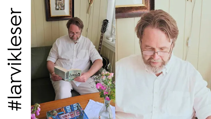En mann sitter og leser i en bok. Foto