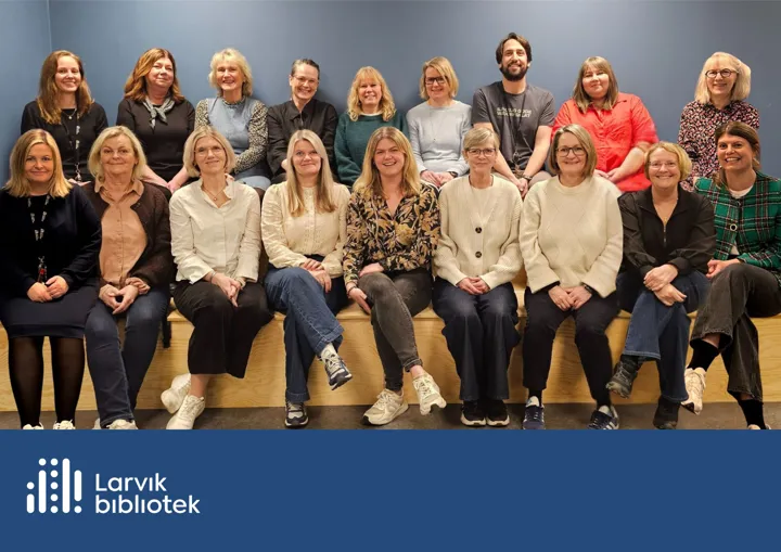 Gruppebilde av de ansatte ved Larvik bibliotek. Foto