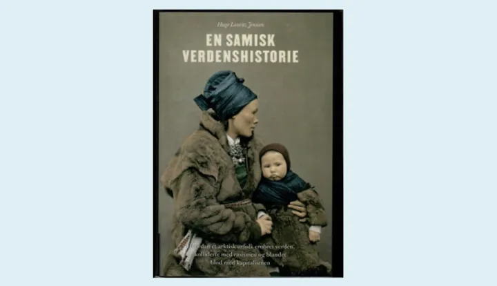Bokomslag: Et gammelt foto av en kvinne som sitter med et lite barn på fanget. Vi ser henne i profil. Hun har lue på hodet og skinnpels på seg. Det lille barnet ser inn i kameraet.